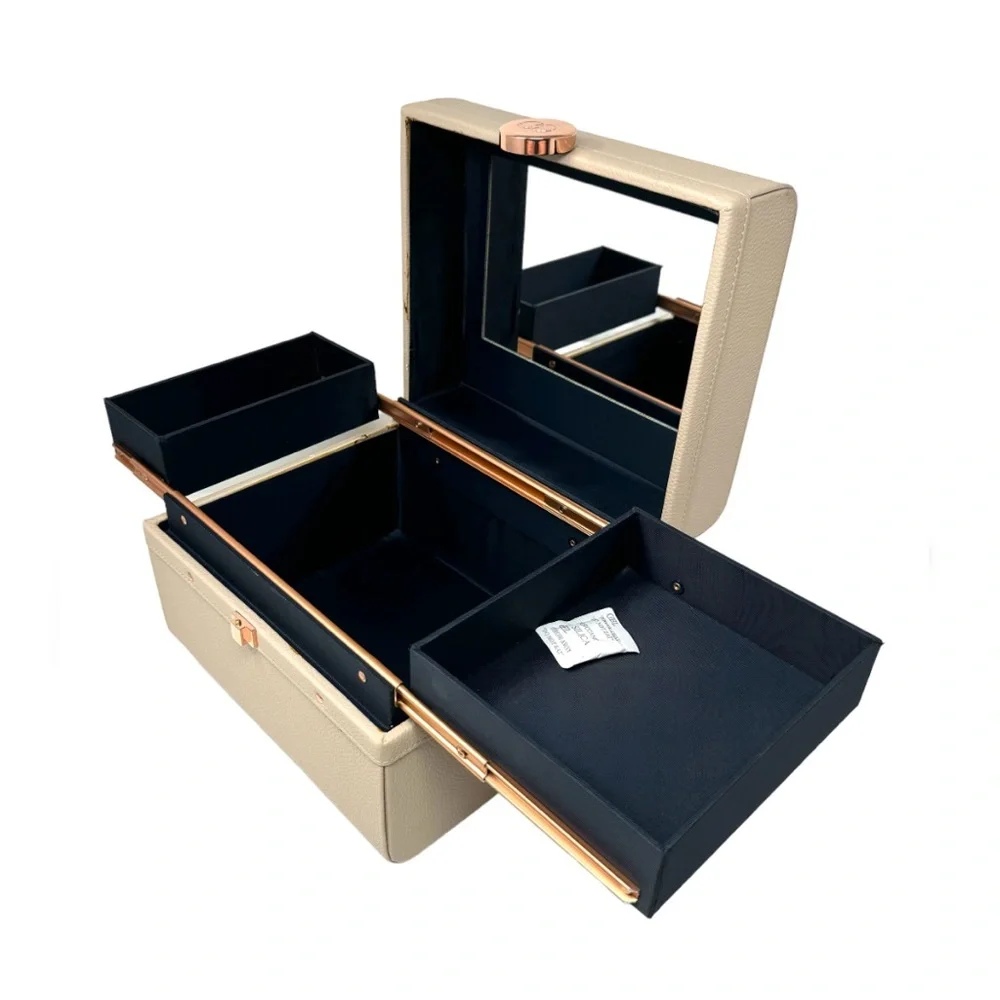 CABOODLES Lifestyle train case, NWT